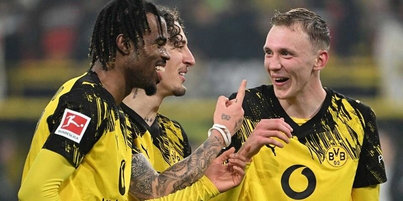 Dortmund tiếp tục bám đuổi Bayern Munich với thắng lợi trước Monchengladbach